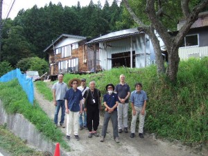 案内役をしていただいたOさんと記念写真。後ろはOさんが調査の拠点のためにと、移住を計画している田村市都路のお宅。